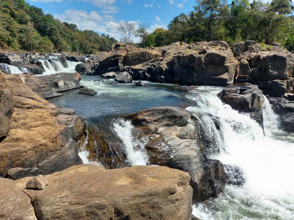Perunthenaruvi Waterfalls