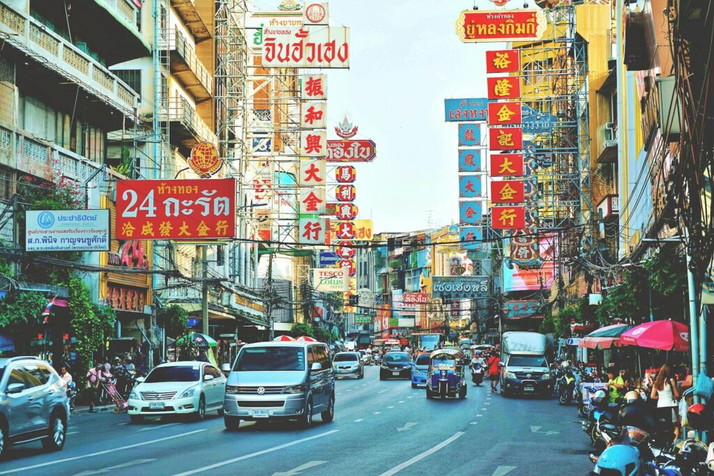 a busy city street filled with lots of traffic